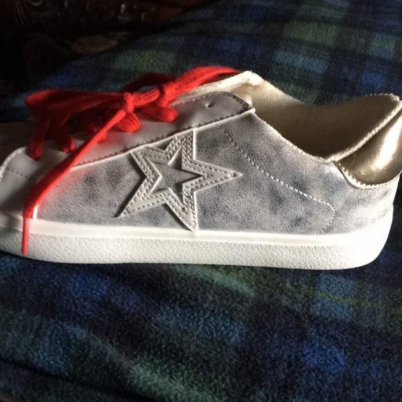 Time and Tru Women’s Sneaker Shoes Memory foam Size 10 Gently used - Picture 5 of 6